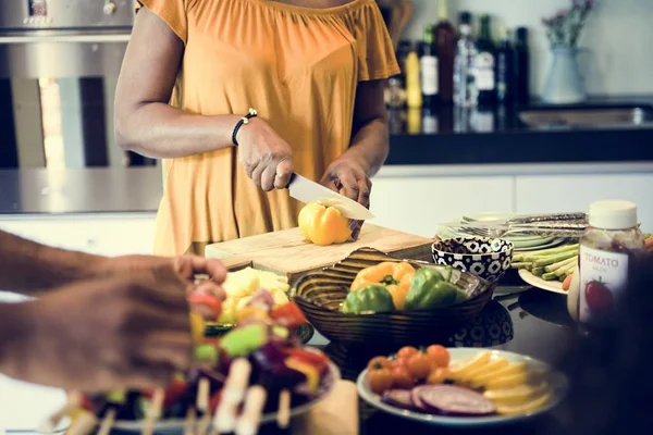 Grupo Pessoas Preparando Festa Churrasco Cozinha — Fotografia de Stock