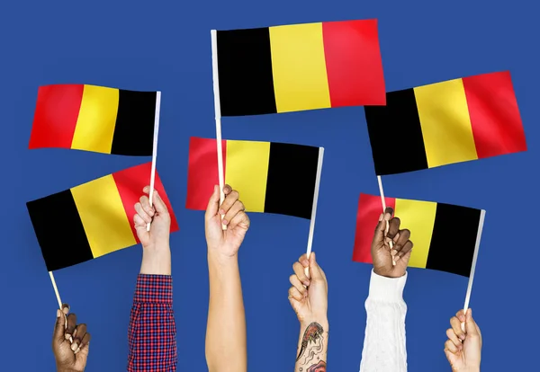 Les Mains Brandissant Les Drapeaux Belgique — Photo