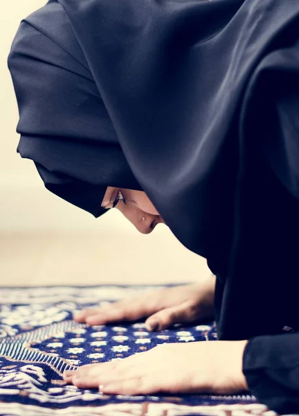 Mulher Muçulmana Orando Mesquita Durante Ramadã — Fotografia de Stock