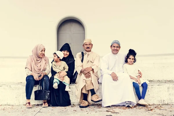 Família Muçulmana Sentada Livre — Fotografia de Stock