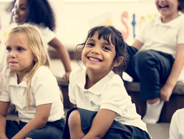 Bambini Felici Alla Scuola Elementare — Foto Stock