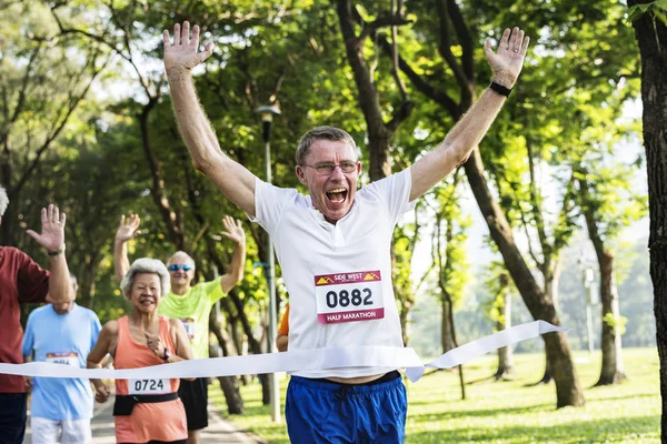 Glücklicher Senior Läuft Durchs Ziel — Stockfoto