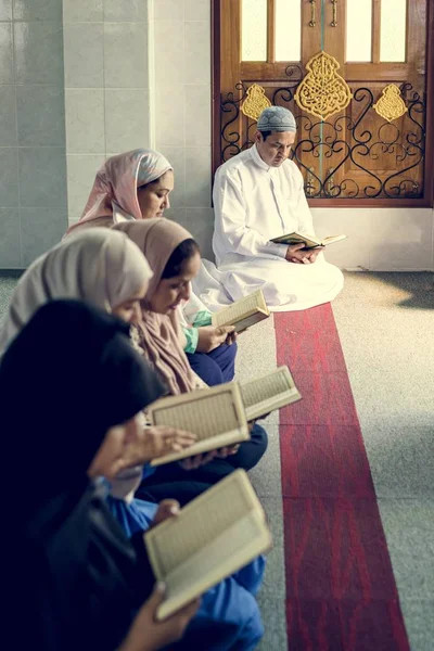 穆斯林阅读 古兰经 — 图库照片