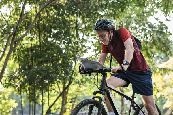 Homem Ciclista Sênior Verificando Mapa Enquanto Andava Bicicleta Capacete — Fotografia de Stock