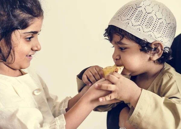 Irmã Compartilhando Pão Pita Com Seu Irmão — Fotografia de Stock