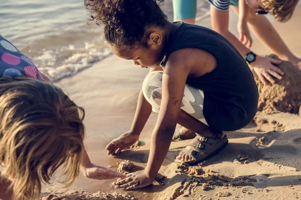 Primo Piano Diversi Bambini Che Giocano Con Sabbia Insieme Spiaggia — Foto Stock