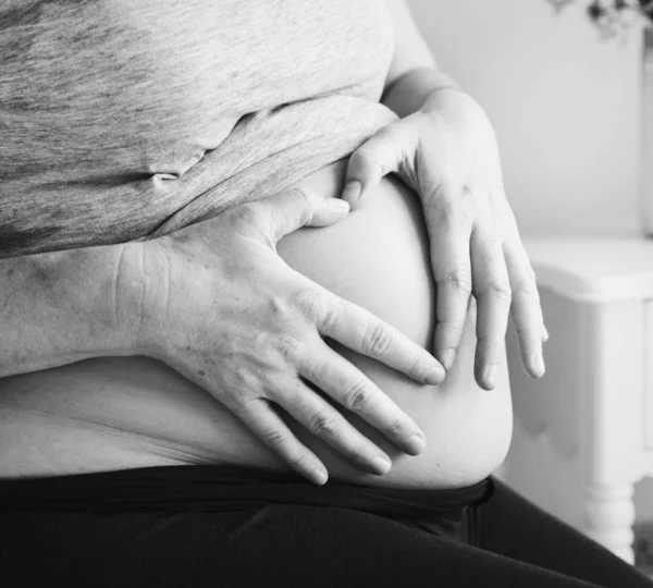 Gravid Kvinna Sitter Sängen — Stockfoto