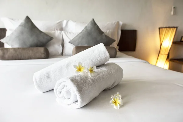 Schone Handdoeken Opgerold Een Bed — Stockfoto