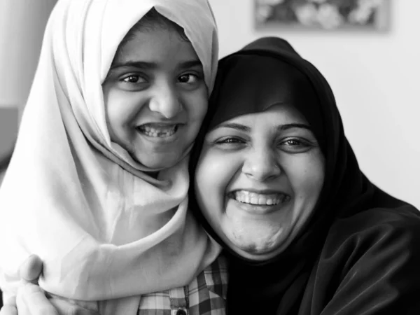 Милая Мусульманская Мать Дочь — стоковое фото