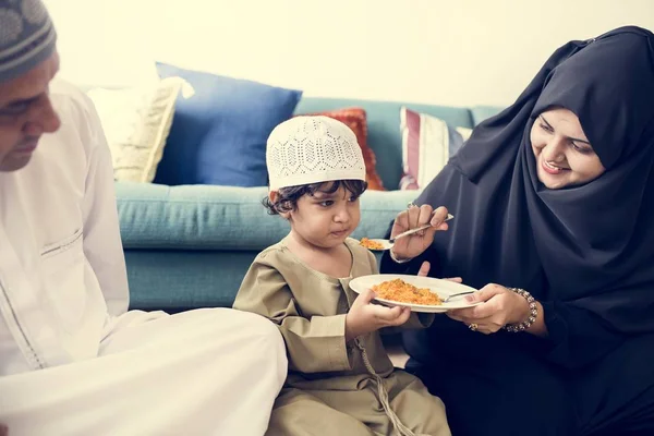 Keluarga Muslim Makan Malam Lantai — Stok Foto