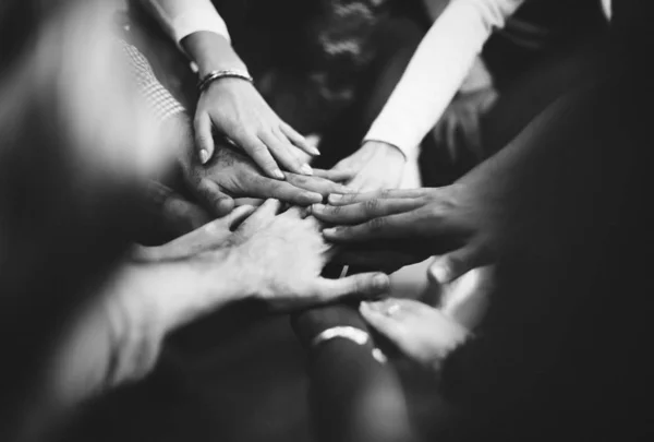 Pessoas Com Mãos Unidas Como Uma Equipe — Fotografia de Stock
