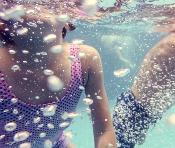 Enfants Nageant Dans Une Piscine — Photo