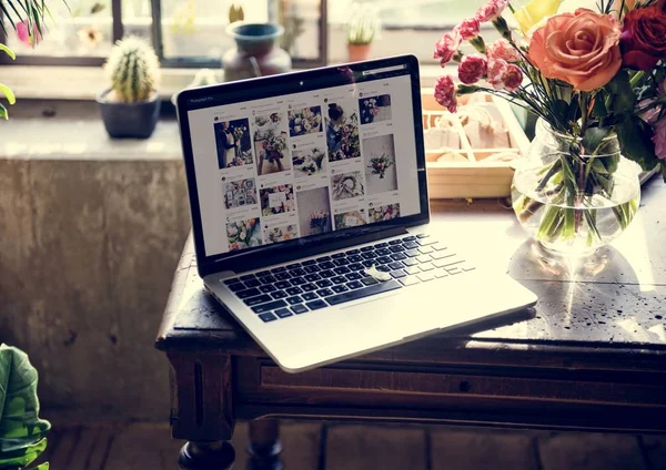 Laptop Auf Dem Tisch Über Business Blumenladen — Stockfoto