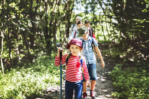 Ormanda Hiking Aile — Stok fotoğraf