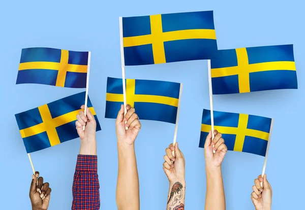 Ręce Wymachując Flagami Szwecja — Zdjęcie stockowe