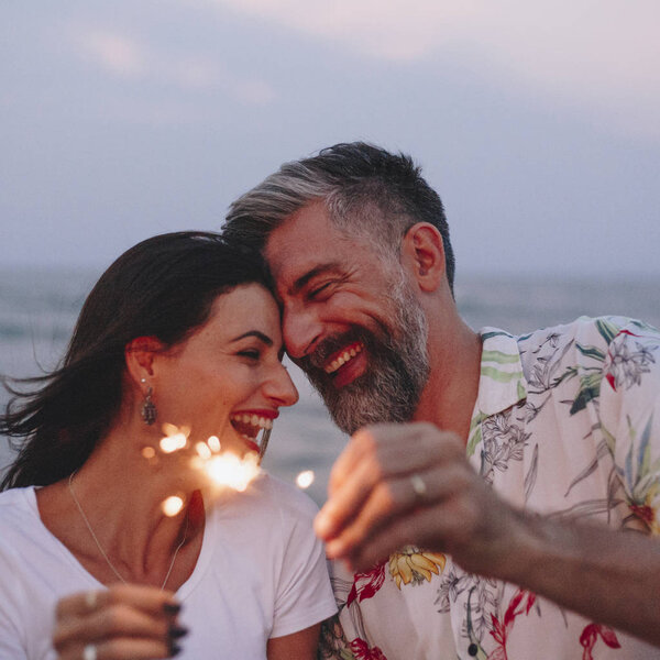 Couple Celebrating Sparklers Beach — Stock Photo, Image