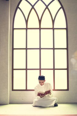 Müslüman erkek Kur'an okuyan