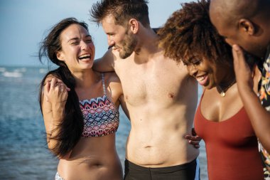 Plajda neşeli arkadaş grubu