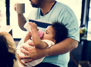 Küçük kız formül biberon