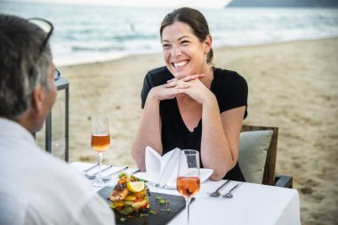 Kumsalda romantik bir akşam yemeği zevk çift
