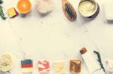 Mermer masa, kopya alanı üzerinde doğal ev yapımı organik sabunlar 