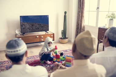 Müslüman aile rahatlatıcı ve evde oynamak