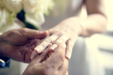 Karımın parmağındaki yüzük koyarak damat closeup