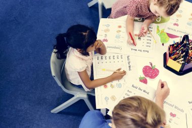 Mutlu çocuklar ilköğretim okulunda