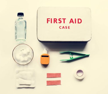 İlk yardım seti düz yatıyordu