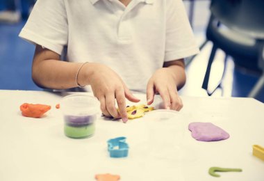 Kil ile oynayan çocuklar