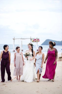 Mutlu gelin ve düğün konukları