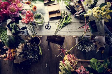 çiçek dükkanlar, birçok farklı çiçek tabloda üstten görünüm 
