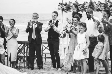 Düğün konuklar gelin ve damat için alkışlar