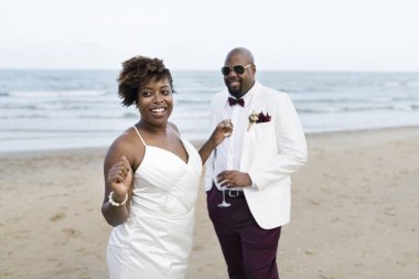 Onların düğün sahilde zevk yeni evliler