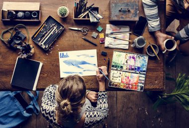 Kağıt üzerine suluboya ile çizim kadının havadan görünümü