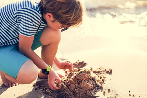 Крупним Планом Білий Хлопчик Грає Піском Пляжі — стокове фото