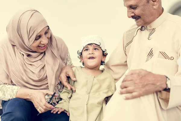 Muslimska Morföräldrar Med Sina Barnbarn — Stockfoto