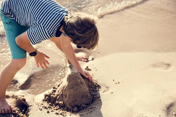Fechar Menino Caucasiano Brincando Com Areia Praia — Fotografia de Stock