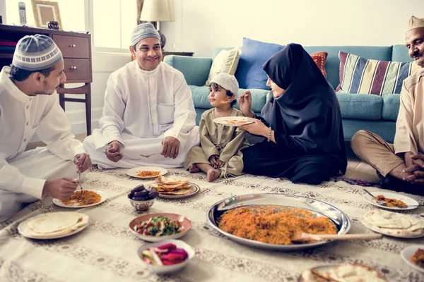 Muslimsk Familie Spiser Middag Gulvet - Stock-foto