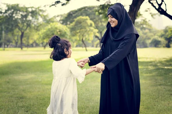 Muslimische Mutter Mit Tochter Park — Stockfoto