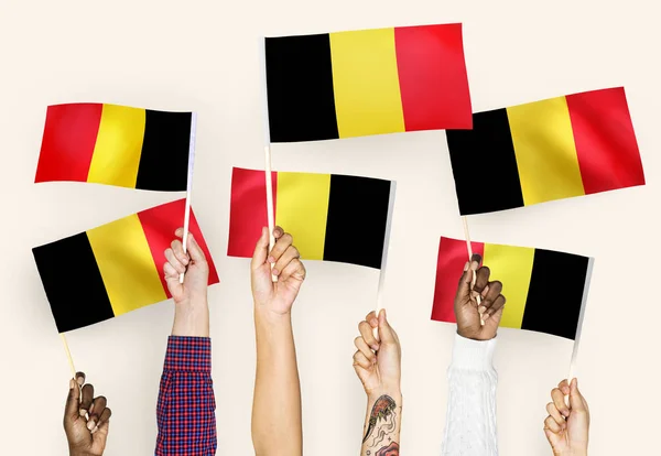 Ruce Mávali Vlajkami Belgie — Stock fotografie