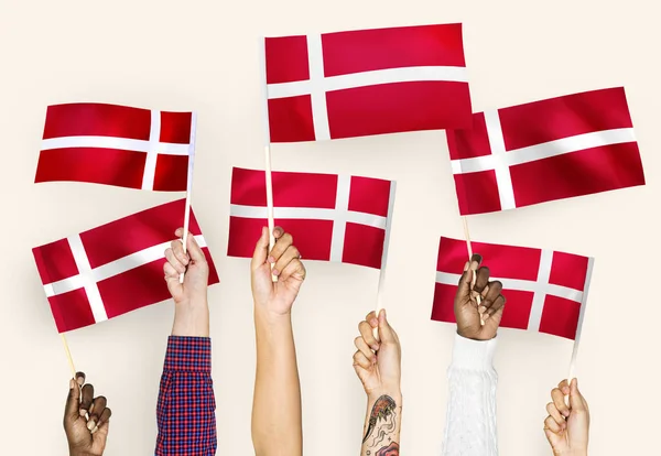 Ręce Wymachując Flagami Dania — Zdjęcie stockowe