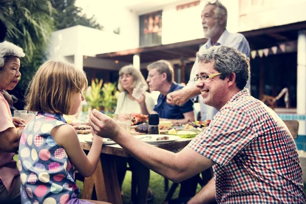 Caucásico Familia Disfrutando Verano Juntos Patio Trasero —  Fotos de Stock