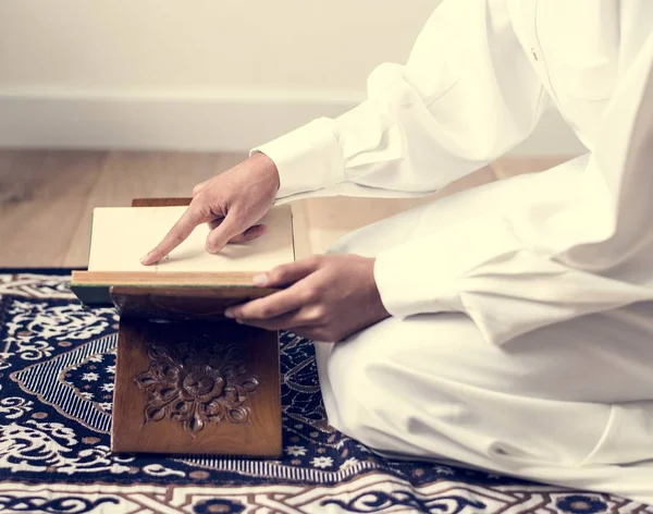 Muslimsk Man Läsa Koranen Beskuren Bild Bön Pekande Finger Bok — Stockfoto