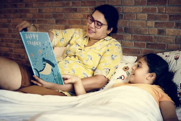 Мать Читает Сказку Перед Сном Своей Дочери — стоковое фото