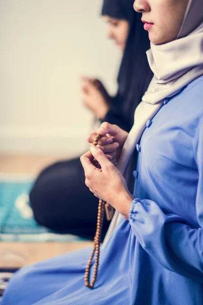 Mujeres Musulmanas Usando Misbaha Para Llevar Cuenta Tasbih — Foto de Stock
