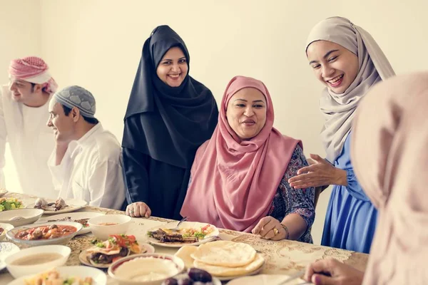 举行斋月宴会的穆斯林家庭 — 图库照片