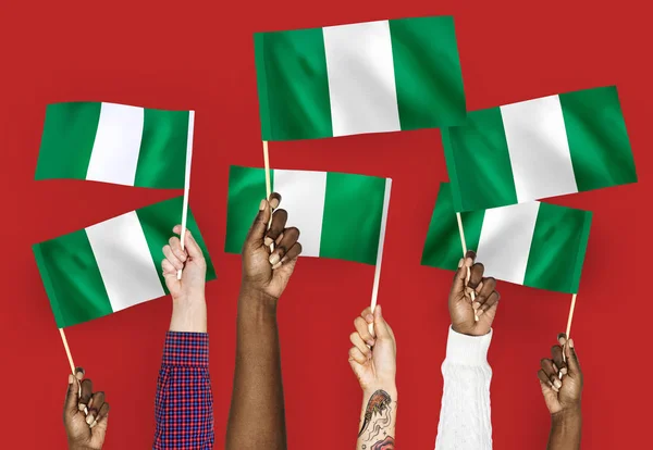 Manos Ondeando Las Banderas Nigeria — Foto de Stock