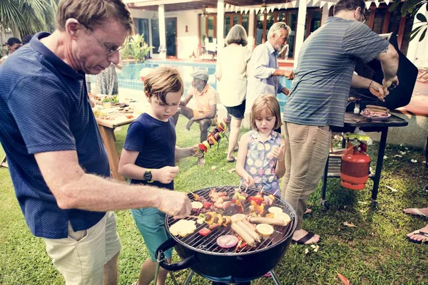 Diversas Personas Disfrutando Barbacoa Fiesta Juntos —  Fotos de Stock