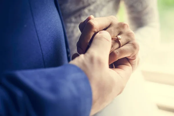 Casal Recém Casado Segurando Mãos Juntas — Fotografia de Stock